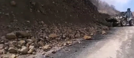Elazığ’da yola düşen kaya parçaları kaldırıldı
