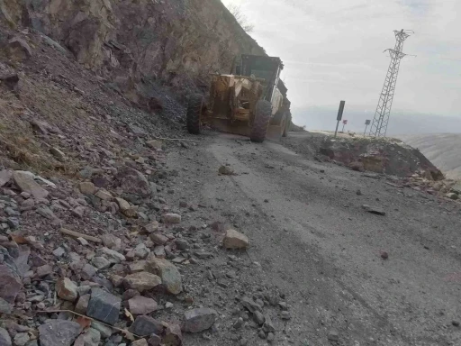 Elazığ’da yola düşen kaya parçalarını kaldırma çalışmaları sürüyor
