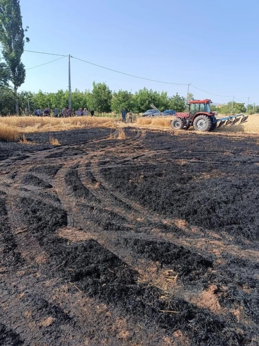 Elazığ&rsquo;daki ekili tarlada &ccedil;ıkan yangın ekiplerce s&ouml;nd&uuml;r&uuml;ld&uuml;

