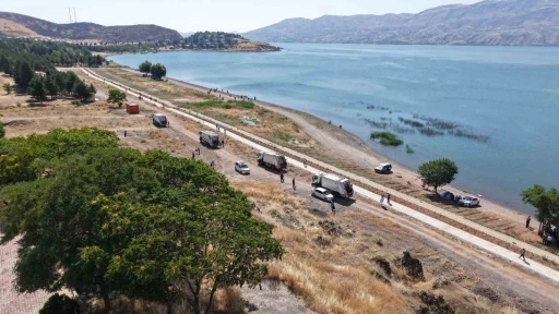 Elazığ Hazar G&ouml;l&uuml; &ccedil;evresinde temizlik &ccedil;alışması
