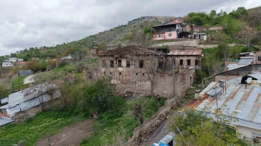 Elazığ&rsquo;ın 5 asırlık mirası Nihat Bey Konağı bahar renklerine b&uuml;r&uuml;nd&uuml;

