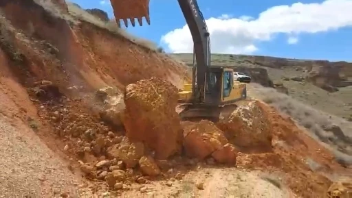 Elazığ’ın köy yollarında kaya düşmelerine karşı çalışma başlatıldı
