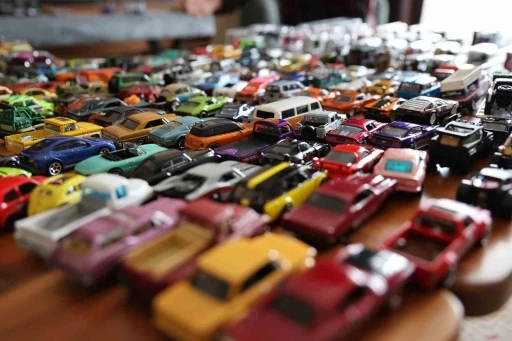 Elazığ&rsquo;lı &ouml;ğretmen 16 yılda bin 500 model araba topladı
