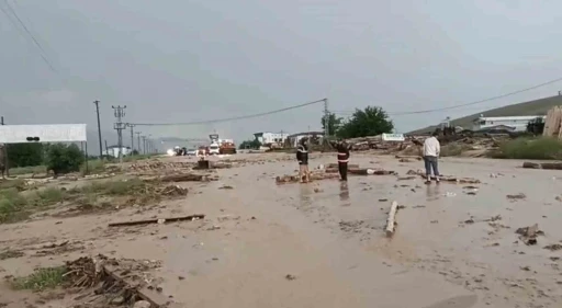 Elazığ-Tunceli yolu sel nedeniyle ulaşıma kapandı
