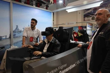 Elazığlı çocuklar kokpit heyecanını yaşadı, simülasyondan KAAN’ı kullandı

