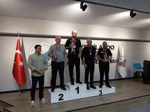 Elazığlı sporcu Yetkin &Ccedil;elikel 3 bant bilardoda T&uuml;rkiye &uuml;&ccedil;&uuml;nc&uuml;s&uuml; oldu
