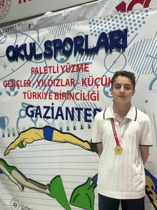 Elazığlı sporcu y&uuml;zmede T&uuml;rkiye şampiyonu oldu
