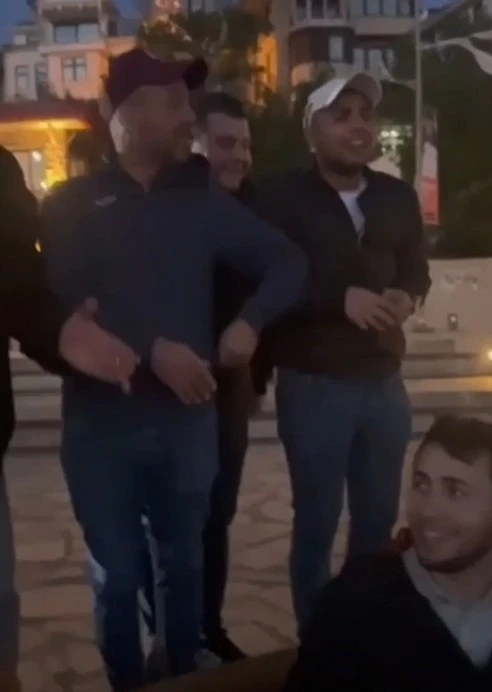 Elazığsporlu taraftarlar Kız Kulesine karşı &quot;Kar mı Yağmış Şu Harput’un Başına&quot; türküsünü söyledi
