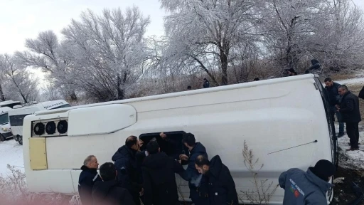 Elbistan-&Ccedil;oğulhan karayolunda iş&ccedil;i servisi devrildi
