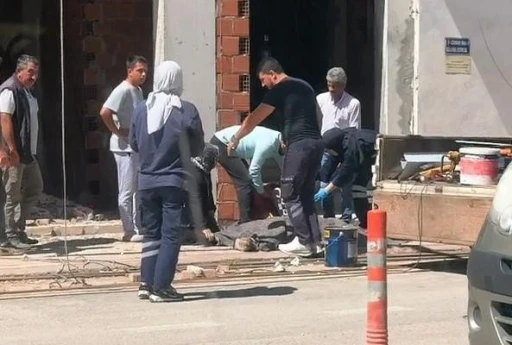 Elektrik akımına kapılıp inşaattan d&uuml;şerek &ouml;ld&uuml;
