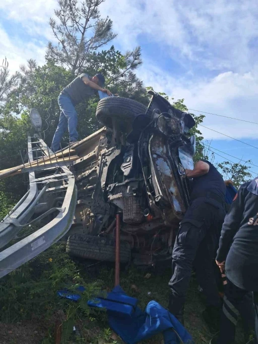 Elektrik direğine &ccedil;arpan hafif ticari ara&ccedil; devrildi: 2 yaralı
