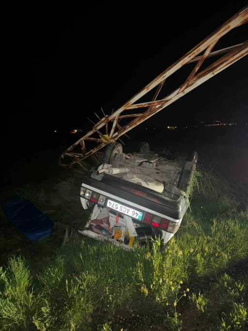 Elektrik direğine &ccedil;arpan otomobil ters d&ouml;nd&uuml;
