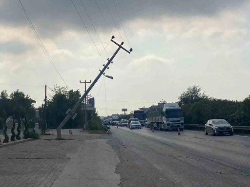 Elektrik direğine çarpan tır, trafiği tehlikeye soktu
