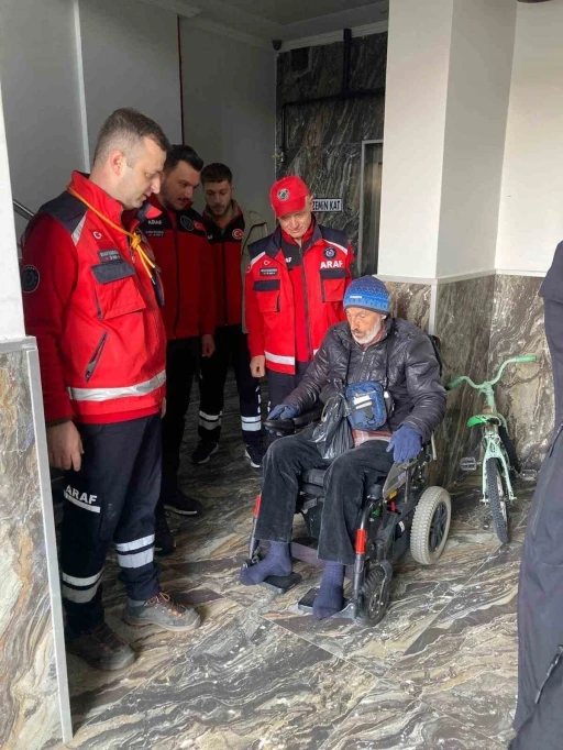 Elektrik kesilince mahsur kalan engelli vatandaşın imdadına kurtarma ekibi koştu
