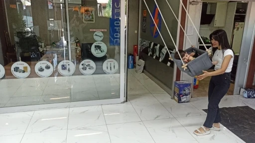 Elektrikçi dükkanına kadın eli değdi: Hem araba tamir ediyor hem de bebek büyütüyor
