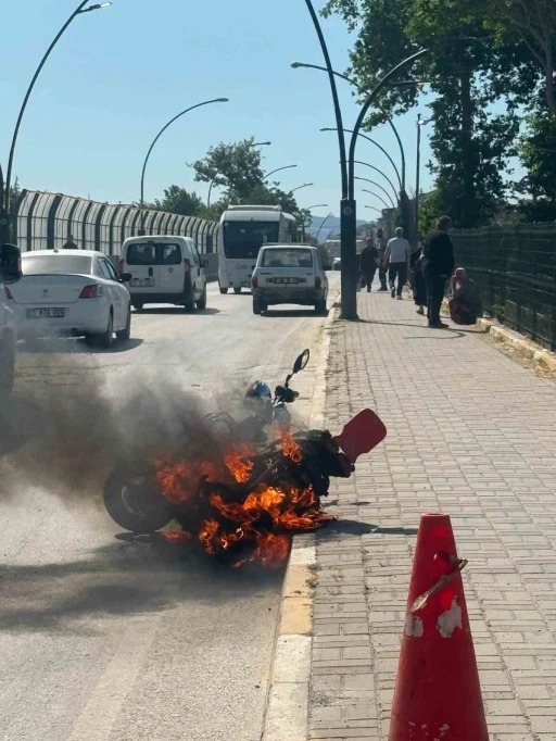 Elektrikli bisiklet alevlere teslim oldu
