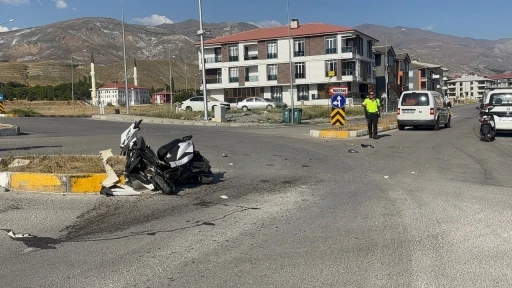 Elektrikli bisiklet ile otomobil çarpıştı: 1 yaralı
