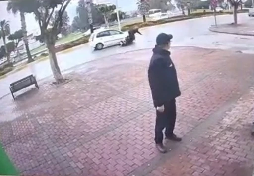 Elektrikli bisiklet s&uuml;r&uuml;c&uuml;s&uuml;n&uuml; yola savuran kaza kamerada

