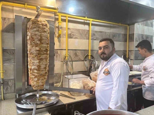 Elektrikli bisiklet yemek yiyenlerin arasına daldı: İşletme sahibi o anları anlattı
