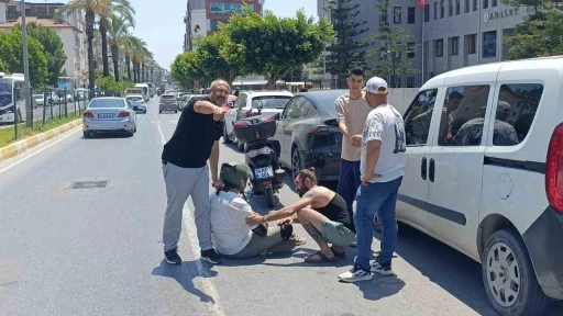 Elektrikli otomobille &ccedil;arpışan motosikletli yaralandı
