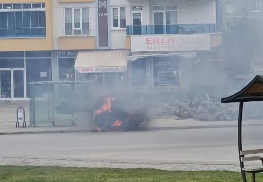Elektrikli &uuml;&ccedil; tekerlekli motosiklet alev alev yandı
