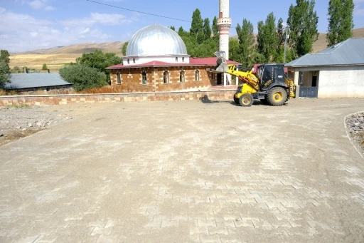 Eleşkirt Abdiköy’de 2 bin metrekare kilit parke taşı döşendi
