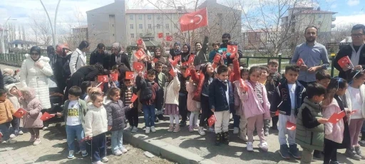 Eleşkirt&rsquo;te &ccedil;ocuklar ilk bayramlarını aileleriyle okulda kutladılar
