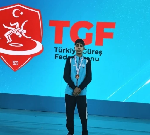 Eleşkirtli Berat &Ccedil;elik minderde T&uuml;rkiye şampiyonu oldu
