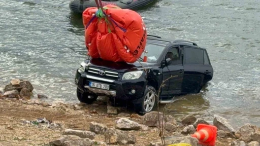Elif&rsquo;in hayatını kaybettiği araba g&ouml;lden &ccedil;ıkartıldı
