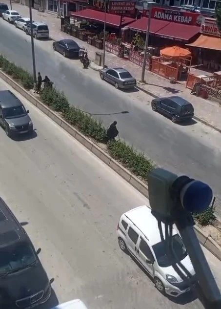 Elinde bastonuyla ref&uuml;je &ccedil;ıkarak yolun karşısına ge&ccedil;meye &ccedil;alışan yaşlı kadın adeta &ouml;l&uuml;mle dans etti
