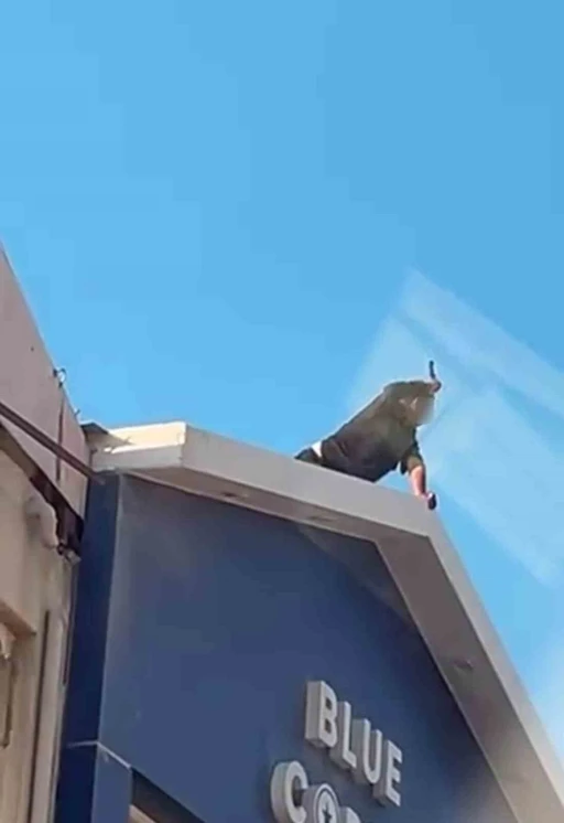 Elindeki bıçakla korku dolu anlar yaşatan şahsı ekipler ikna etti
