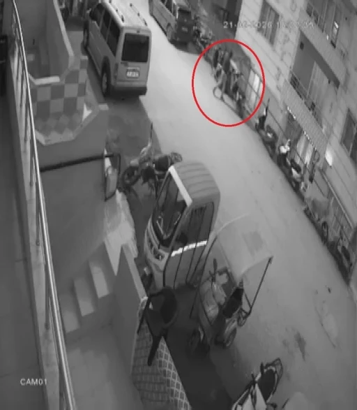Elini kolunu sallayarak iftar saatinde motosiklet &ccedil;alan şahıs kamerada

