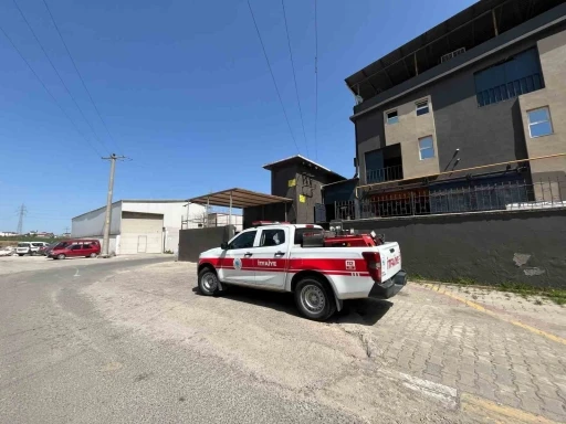 Elini makineye kaptıran fabrika işçisi kadın yaralandı
