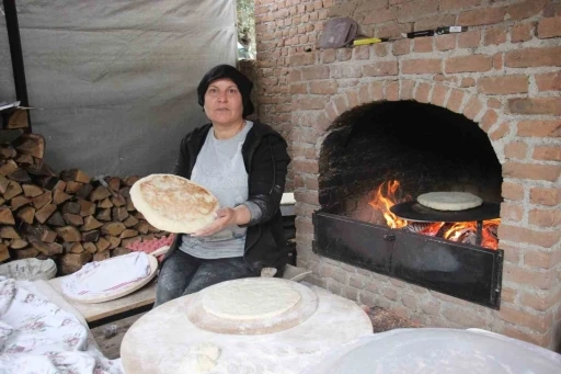 Elinin hamuru ile ekmeğin kazanıyor
