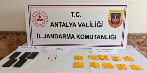 Elmalı&rsquo;da durdurulan ara&ccedil;tan 4 bin kullanımlık uyuşturucu madde ele ge&ccedil;irildi
