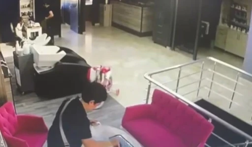 Eltisi tarafından içeceğine ilaç karıştırılan kadın ölümden döndü, o anlar kameraya yansıdı
