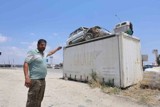 &rsquo;Emanet bizde namustur&rsquo; diyen esnaf, arkadaşının Toros&rsquo;unu hırsızlardan koruyabilmek i&ccedil;in forkliftle konteynerin &uuml;zerine koydu
