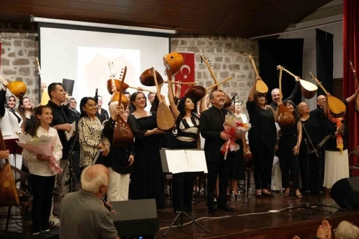 Emekli astsubaylardan Babalar G&uuml;n&uuml;&rsquo;ne &ouml;zel t&uuml;rk&uuml; ş&ouml;leni
