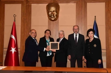 Emekli öğretim üyesi Prof. Dr. Ferruh Çömlekçi’ye ’Mesleki ve Akademik Saygı Ödülü’
