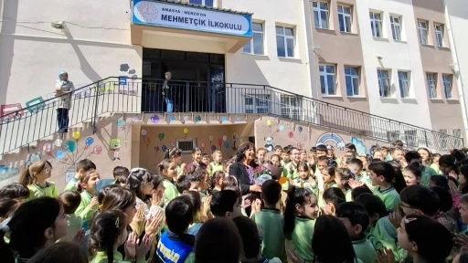 Emekli olan G&uuml;ldane &ouml;ğretmen &ouml;ğrencilerine alkışlarla veda etti
