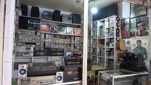 Emekli olunca evdeki kaset ve plaklarla iş yeri a&ccedil;tı
