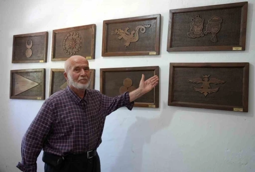 Emekli polis, ahşap hat sanatıyla evini adeta m&uuml;zeye &ccedil;evirdi
