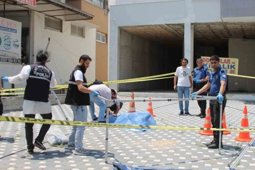 Emekli polis, bı&ccedil;akla saldıran oğlunu &ouml;ld&uuml;rd&uuml;
