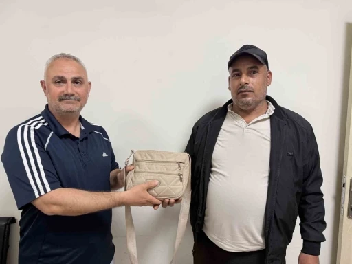 Emekli polis bulduğu i&ccedil;inde 250 bin TL&rsquo;lik d&ouml;viz olan &ccedil;antayı sahibine teslim etti
