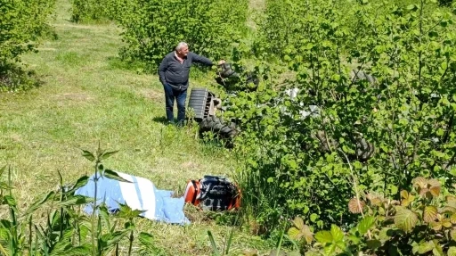 Emekli polis devrilen trakt&ouml;r&uuml;n altında can verdi
