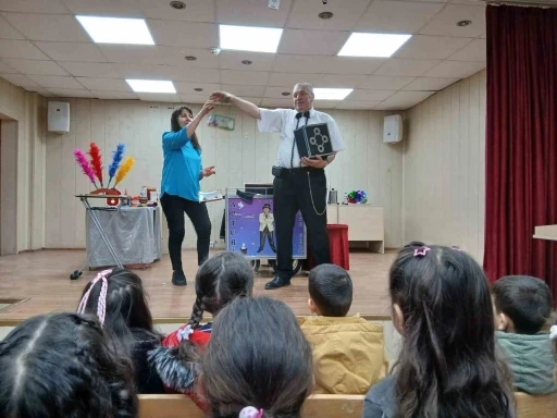 Emekli polis memuru memleketinde &ouml;ğrencilere sihirbaz g&ouml;sterisiyle unutulmaz anlar yaşattı
