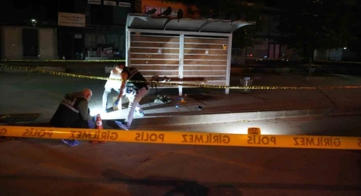 Emekli polis memuru otobüs durağında kendini vurdu
