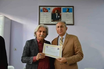 Emekliye ayrılacak olan 41 yıllık eğitimci Bülent Tonoz’a Başarı belgesi
