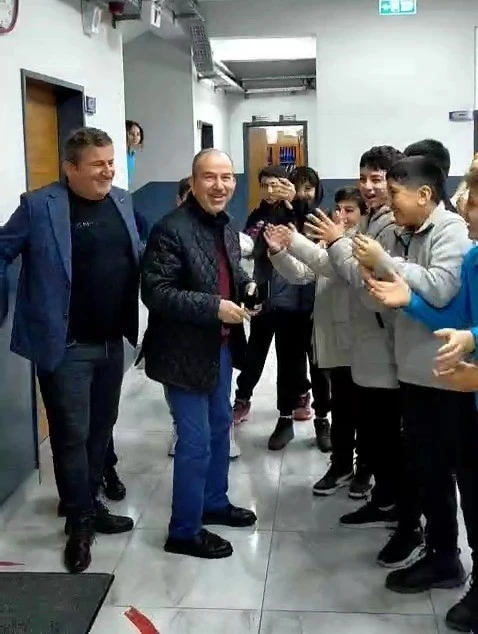 Emekliye ayrılan 42 yıllık &ouml;ğretmene duygusal veda
