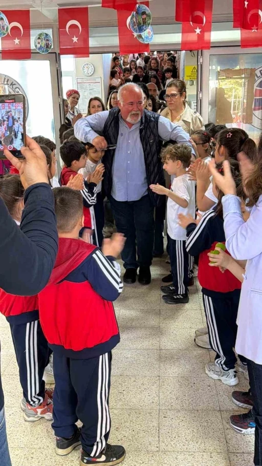 Emekliye ayrılan 43 yıllık &ouml;ğretmen g&ouml;zyaşlarıyla veda etti
